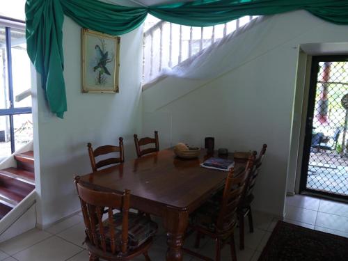 Quand0ng Valley Inn The Waterfall Room in Repentance Creek
