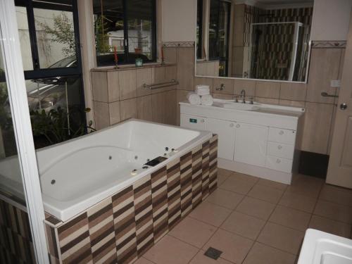 Quand0ng Valley Inn The Waterfall Room in Repentance Creek
