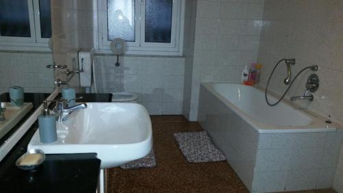 Comfortable one bedroom apartment with parking space in the center of Genoa, Janov (fotografie 2)