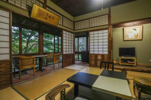 room detail thumbnail 2