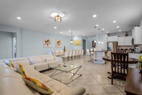 Windsor at Westside: 8BR Villa Near Disney w/ Pool & Game Room, Kissimmee (foto 6)