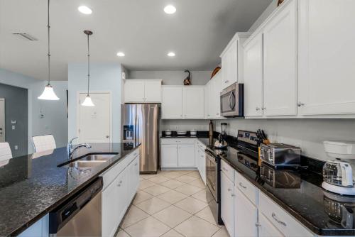 Windsor at Westside: 8BR Villa Near Disney w/ Pool & Game Room, Kissimmee (foto 9)