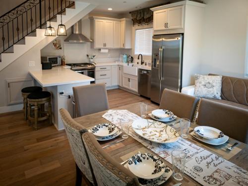 Kitchen, Modern comfort, prime location, 360 views, 4 BR entire house in Morena