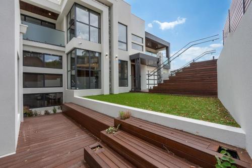 Spacious 5-Bed Family Home in Giralang