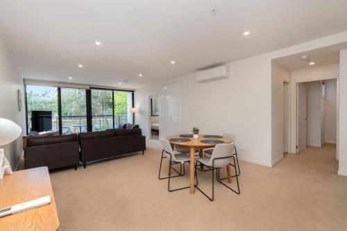 Bright 2-Bed Flat Near City Amenities in ลินแฮม