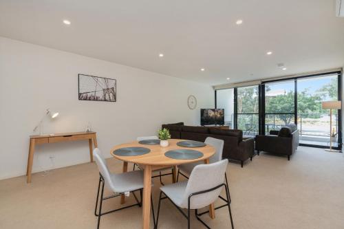 Bright 2-Bed Flat Near City Amenities in ลินแฮม