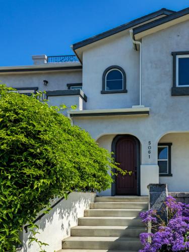 Modern comfort, prime location, 360 views, 4 BR entire house in San Diego, USA