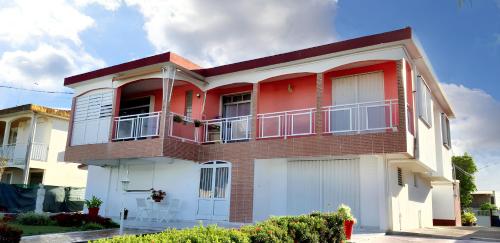 Фасада на хотела, Studio confortable aux Abymes, 28 m², proche des plages. in Les Abymes