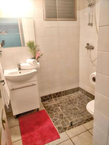 Bathroom, Maison charmante a Plessis Nogent avec piscine partagee in Duzer