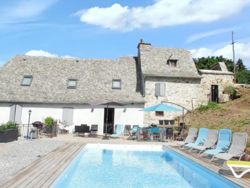 Villa spacieuse à Vieillevie avec piscine privée - 180 m² gîte à louer La Garde