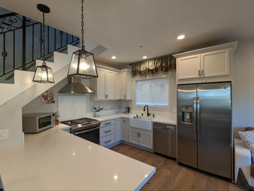 Kitchen, Modern comfort, prime location, 360 views, 4 BR entire house in Morena
