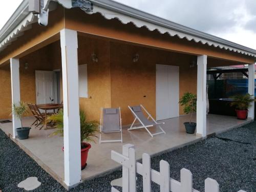 Exterior view, La villa karukera in Duzer