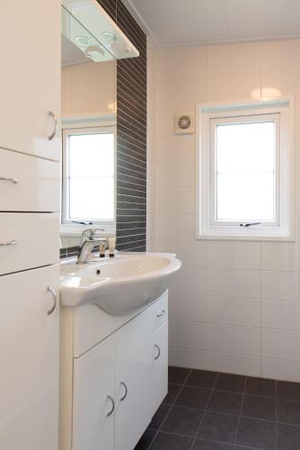 Three-Bedroom Bungalow image 4