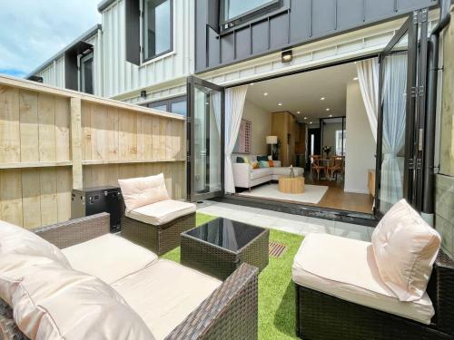 Hage, Tranquil Townhouse 2BR & 1 Study with Free Parking & Backyard near Auckland Zoo