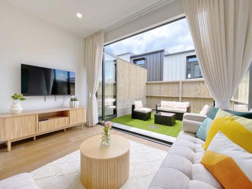 Tranquil Townhouse 2BR & 1 Study with Free Parking & Backyard near Auckland Zoo