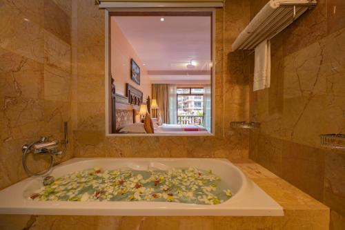 room detail thumbnail 2