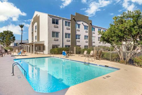 สระว่ายน้ำ, คอมฟอร์ต สวีตส์ แอต ทูซาน มอลล์ (Comfort Suites at Tucson Mall) near สวนฟันทาสติก แฟมิลี ฟัน