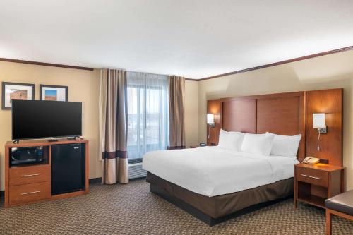 Comfort Suites Manhattan - image 11
