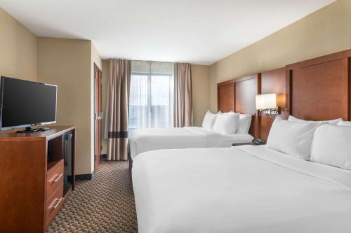 Comfort Suites Manhattan - image 11