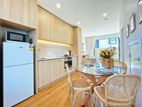 Rare Retreat Stylish 2BR Townhouse vs AC & Parking near Közlekedési és Műszaki Múzeum (MOTAT)