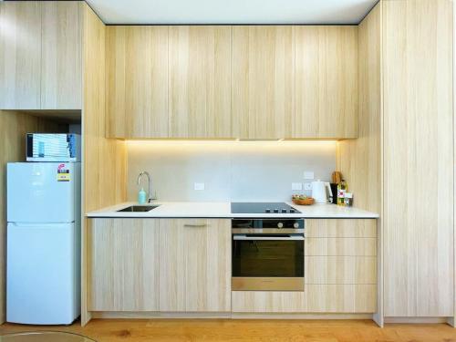 Rare Retreat Stylish 2BR Townhouse vs AC & Parking near Közlekedési és Műszaki Múzeum (MOTAT)