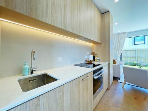 Rare Retreat Stylish 2BR Townhouse vs AC & Parking near Eden Park