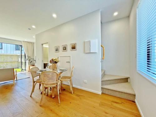 Rare Retreat Stylish 2BR Townhouse vs AC & Parking near Közlekedési és Műszaki Múzeum (MOTAT)