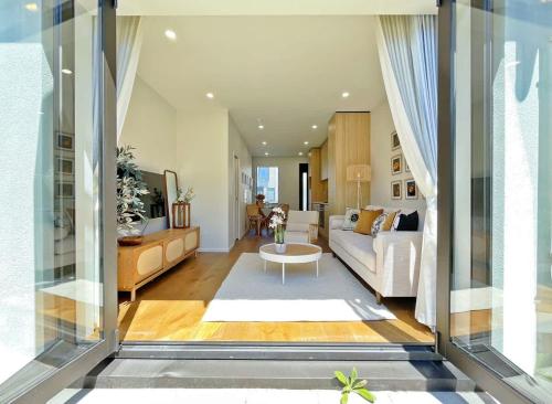 Rare Retreat Stylish 2BR Townhouse vs AC & Parking near Eden Park