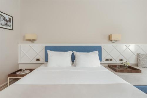 1 queen bed, 1 twin bed