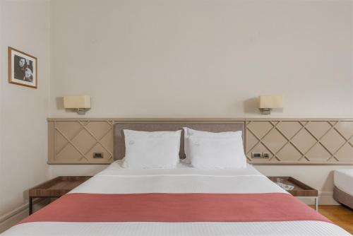 1 queen bed, 1 twin bed