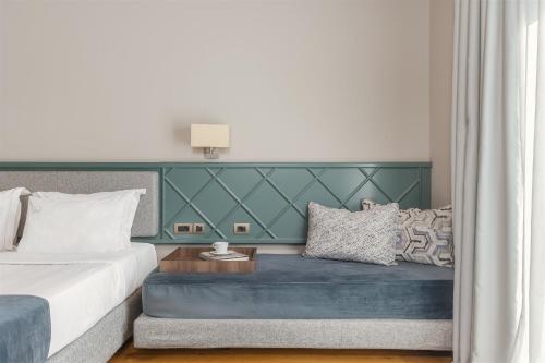 1 queen bed, 1 twin bed