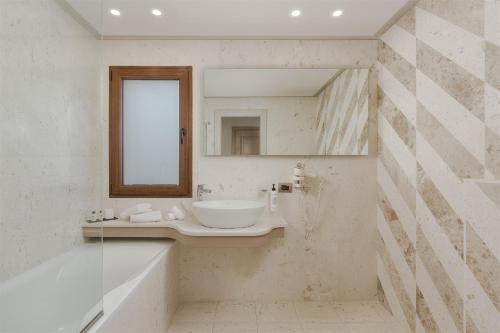The Lake Hotel - image 14
