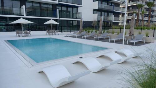 Modern 1br In Jvc Balcony, Pool & Parking, Dubái (foto 2)