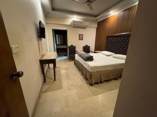 City view hotel lawrance road - image 10