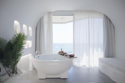 Aqualand Hotel & Resort in Батрун