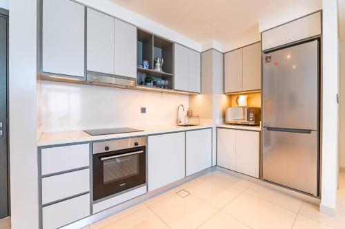 Luxury Sunrise Bay 1BR - Panoramic Sea View with Exclusive Amenities, by Think Realty, Dubai (Foto 5)