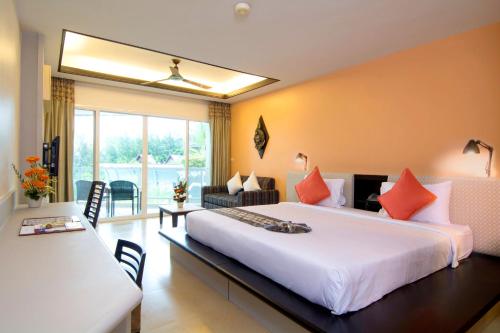 1 queen bed, 1 double bed, 2 twin beds