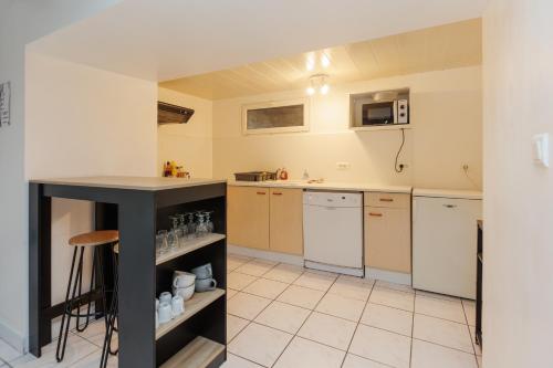virtuve, LE SOUVENIR D'AILLEURS T2 65m2 in Lhommaizé
