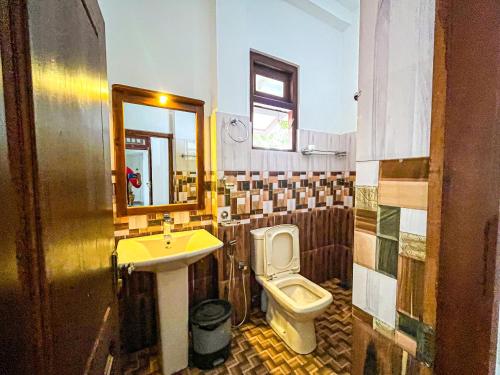 Deluxe Double or Twin Room with Balcony image 4