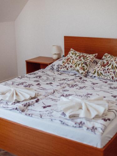 1 twin bed, 1 sofa bed