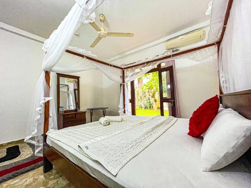 Deluxe Double or Twin Room with Balcony image 7