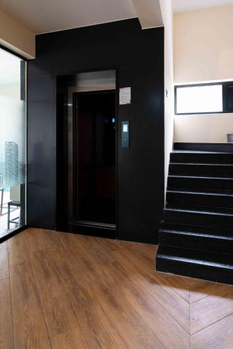 المرافق, The Paradise International Hotel in نهرو ناغار الغربية