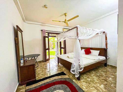 Deluxe Double or Twin Room with Balcony image 6