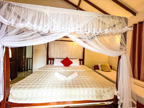Triple Room with Balcony image 9