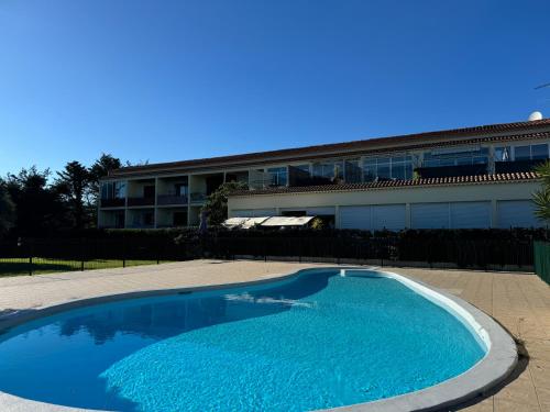 Le Cocon Marin , vue mer , clim , parking , piscine in Les Groules