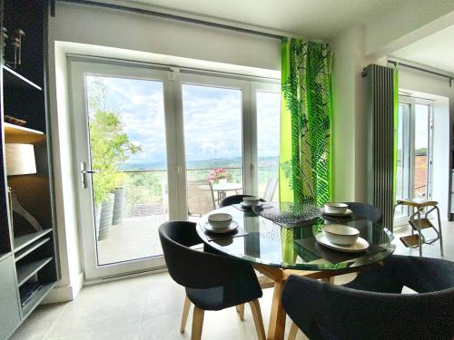 Rare & Breathtaking View With Secret Garden Bar in Bramley