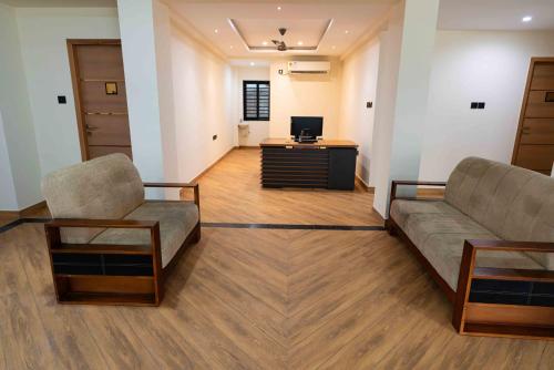 المرافق, The Paradise International Hotel in نهرو ناغار الغربية