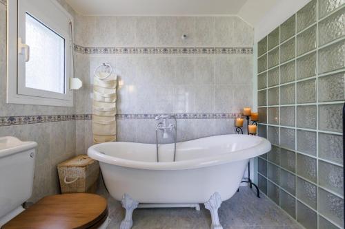 衛浴, Nature Grand Estate - Spacious Villa with Pool in 帕諾爾莫斯