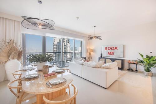 Free housekeeping visits during your stay - StayShort - Stylish Cozy 3-Bedroom Apartment with Harbour Views in Dubai Creek Harbour, Dubaj (zdjęcie 3)