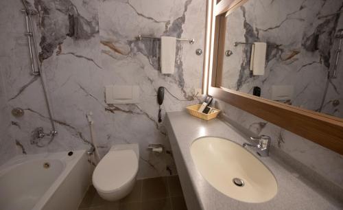 Standard Double Room image 7